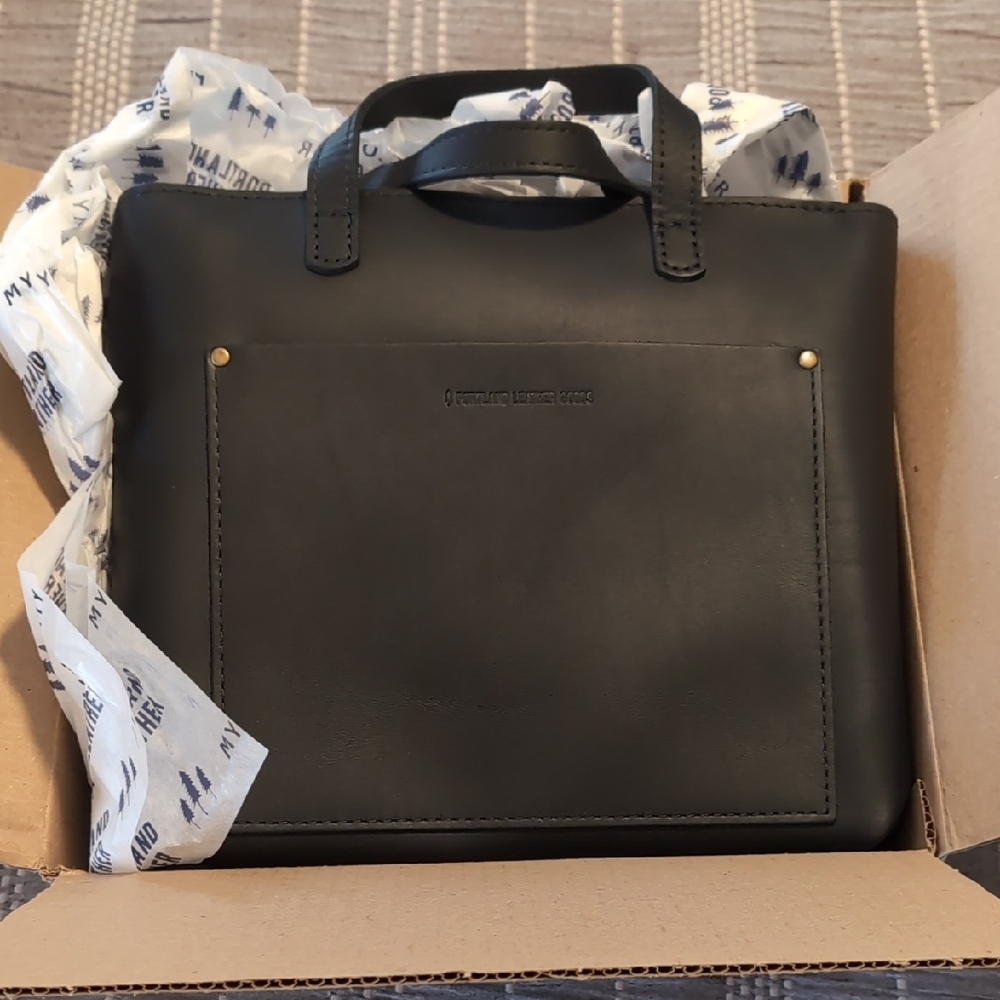 NWOT Portland Leather Medium Zipper Crossbody Tote (C Sale) - Black